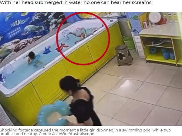 溺れる女児に全く気付かない女性（画像は『7NEWS　2021年8月8日付「Four-year-old girl drowns in swimming pool as oblivious adults stand nearby」（Credit: AsiaWire/Australscope）』のスクリーンショット）