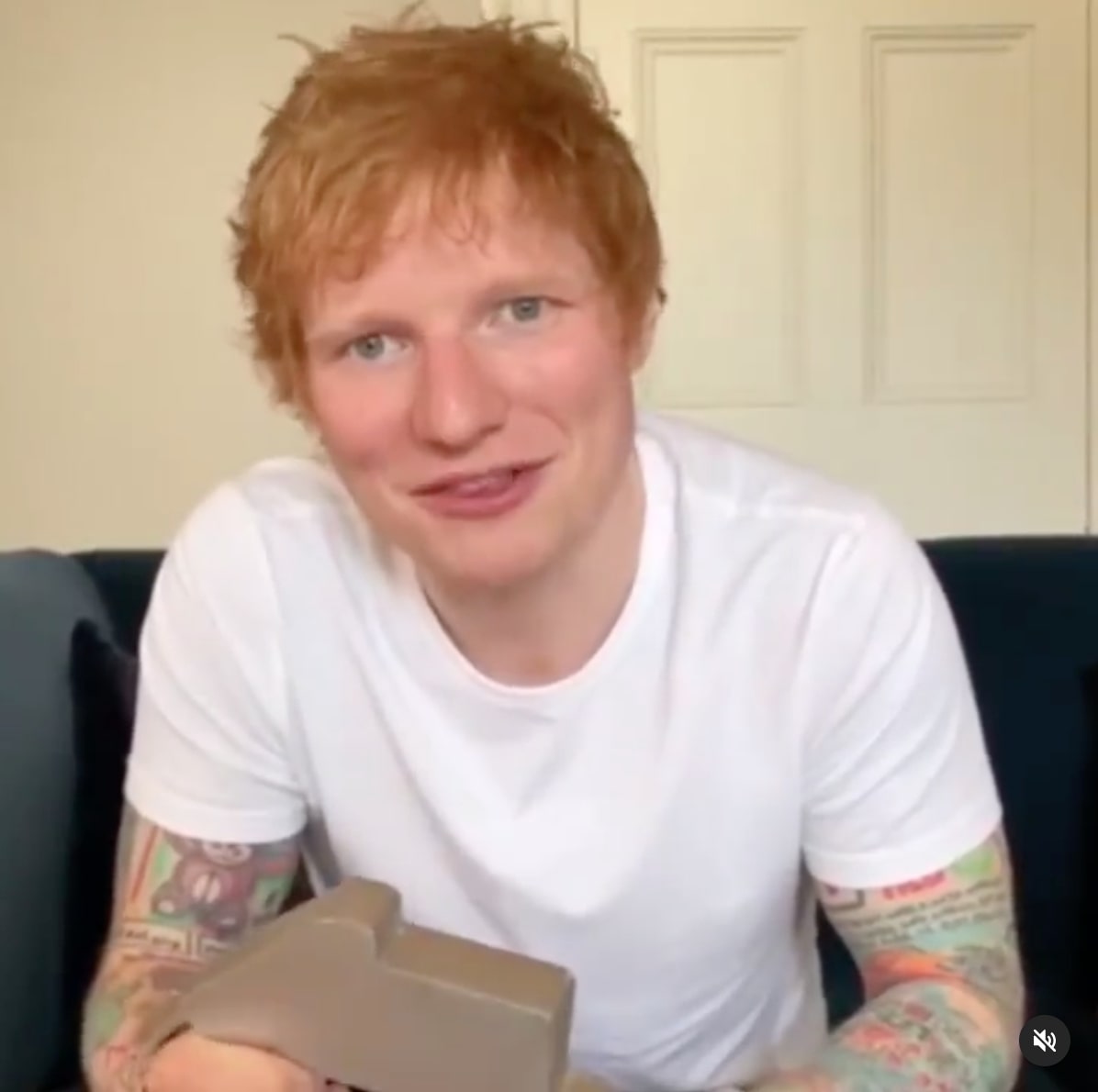 現在も妻と「毎週デートしている」とエド・シーラン（画像は『Ed Sheeran　2021年7月3日付Instagram「Guys, Bad Habits has debuted at ＃1 in the U.K.」』のスクリーンショット）