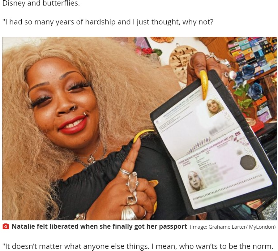改名後にようやく新しいパスポートを手に入れた女性（画像は『MyLondon　2021年8月18日付「West London mum called Tinkerbell wins 18 month battle to get her name on her passport」（Image: Grahame Larter/ MyLondon）』のスクリーンショット）