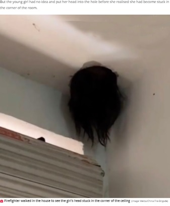 まるでホラー映画？（画像は『The Daily Star　2021年8月29日付「Girl gets head stuck in ceiling like horror movie in hilarious freak accident」（Image: Weibo/China Fire Brigade）』のスクリーンショット）