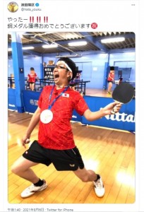 卓球男子団体銅メダルを祝福する波田陽区（画像は『波田陽区　2021年8月6日付Twitter「やったー!!!!!!」』のスクリーンショット）
