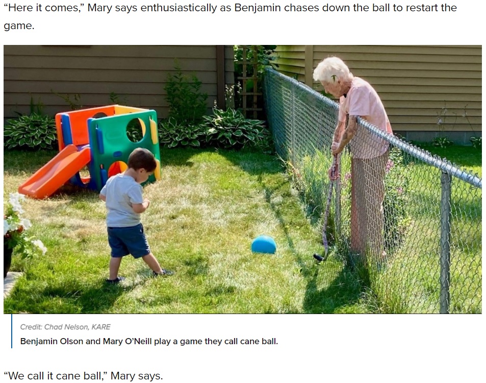 今では大親友になった2歳男児と99歳の女性（画像は『KARE 11　2021年7月27日付「He’s 2 years old. She’s about to turn 100. They’ve formed a friendship across a backyard fence you have to see」（Credit: Chad Nelson, KARE）』のスクリーンショット）