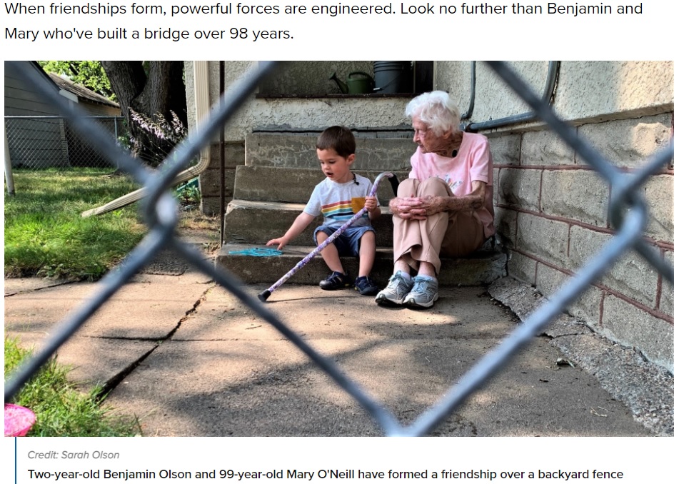 フェンスを越えて寄り添うようになったベンジャミン君とメアリーさん（画像は『KARE 11　2021年7月27日付「He’s 2 years old. She’s about to turn 100. They’ve formed a friendship across a backyard fence you have to see」（Credit: Sarah Olson）』のスクリーンショット）