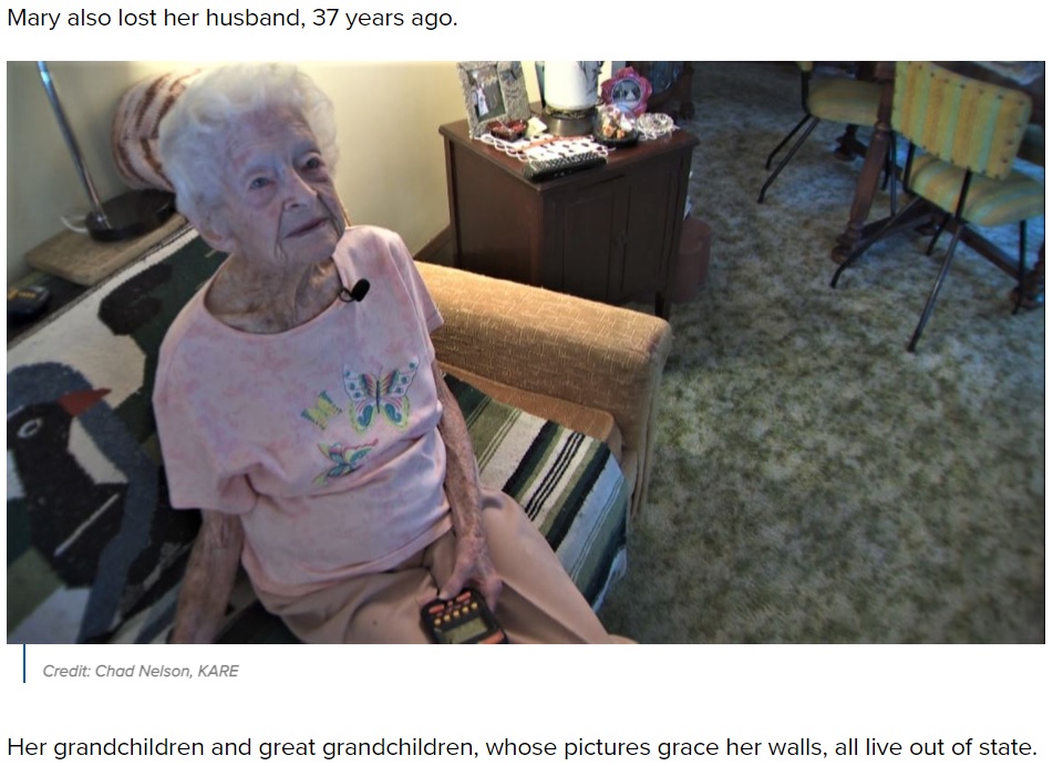 ひとり暮らしで家に閉じこもっていたメアリーさん、99歳で楽しみを見つけることに（画像は『KARE 11　2021年7月27日付「He’s 2 years old. She’s about to turn 100. They’ve formed a friendship across a backyard fence you have to see」（Credit: Chad Nelson, KARE）』のスクリーンショット）