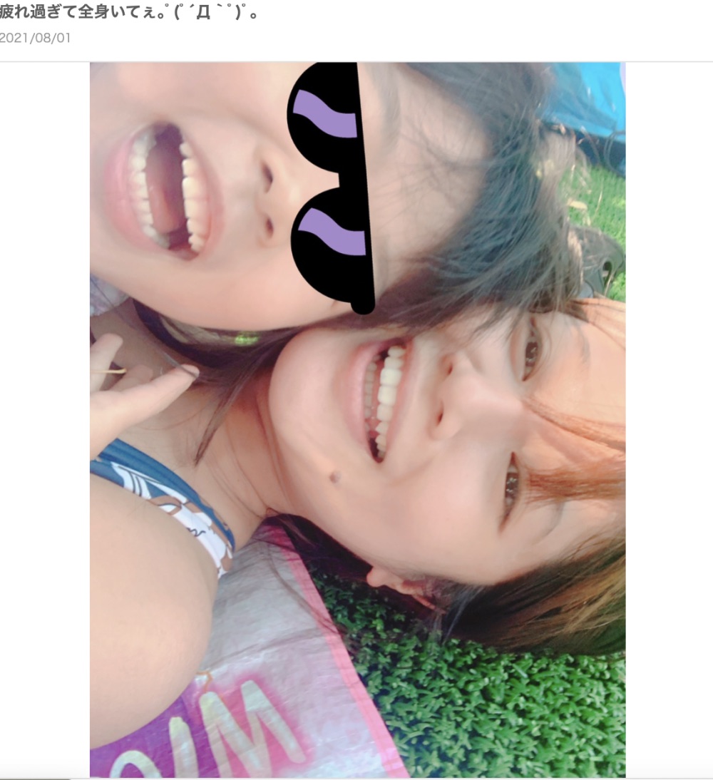プールサイドで娘と遊ぶ小林礼奈（画像は『小林礼奈　2021年8月1日付オフィシャルブログ「疲れ過ぎて全身いてぇ。」』のスクリーンショット）