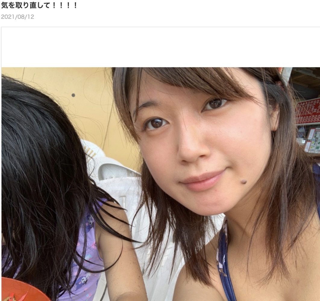 娘と海水浴を楽しむ小林礼奈（画像は『小林礼奈　2021年8月12日付オフィシャルブログ「気を取り直して!!!!」』のスクリーンショット）