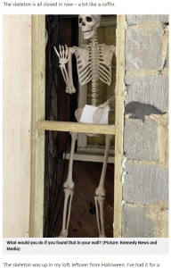 ガイコツの模型には封筒を握らせて（画像は『Metro.co.uk　2021年8月14日付「Mischievous mum hides life-sized plastic skeleton in home’s wall to terrify future owners」（Picture: Kennedy News and Media）』のスクリーンショット）