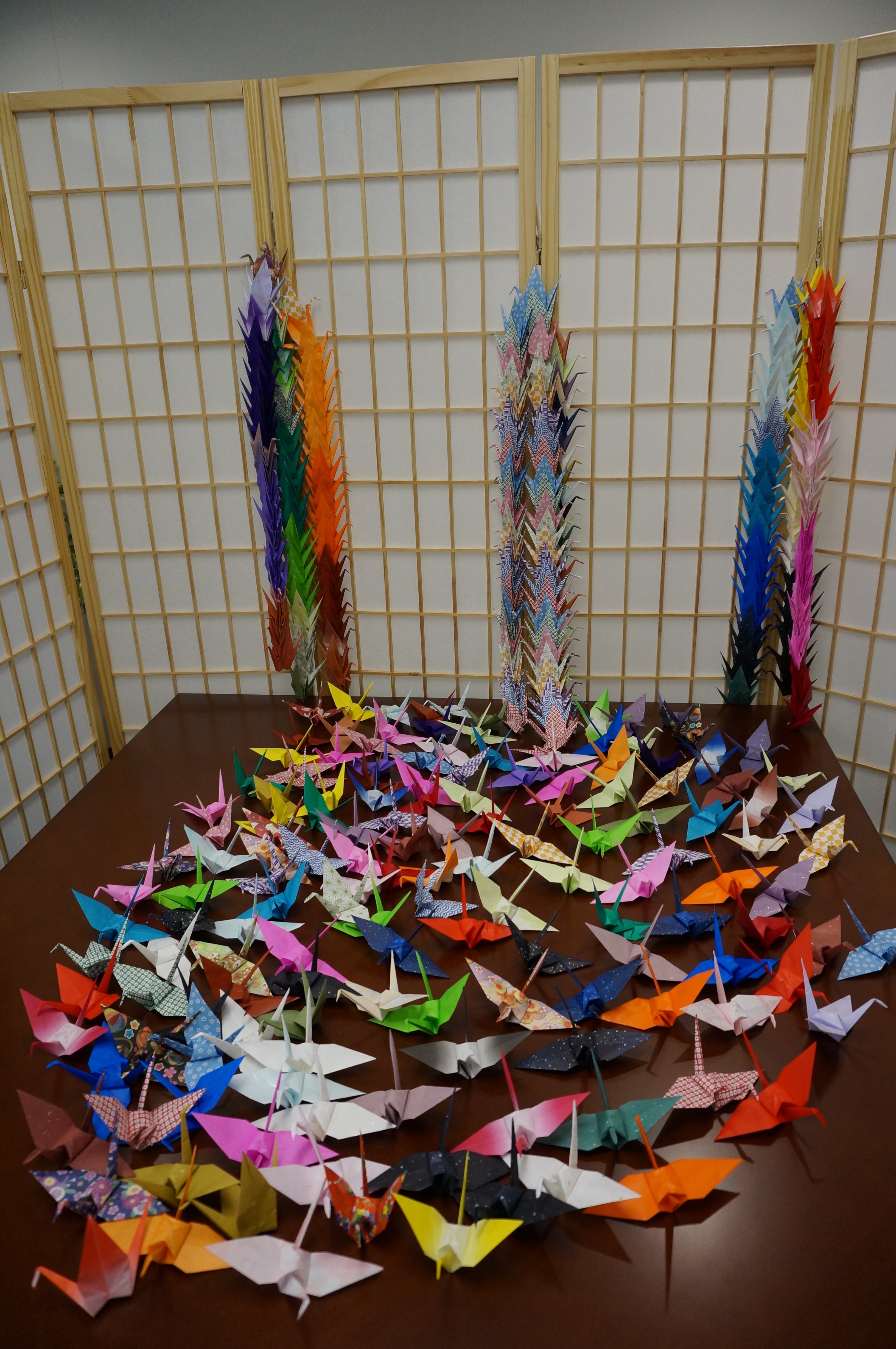 一部の折り鶴は、千羽鶴のように繋いで保管されている（「写真提供：在シアトル日本国総領事館」/ Consulate-General of Japan in Seattle）