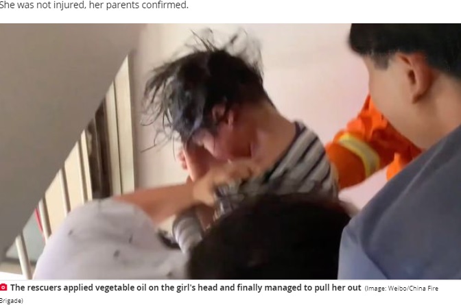 植物油を使いようやく頭が抜けた女児（画像は『The Daily Star　2021年8月29日付「Girl gets head stuck in ceiling like horror movie in hilarious freak accident」（Image: Weibo/China Fire Brigade）』のスクリーンショット）