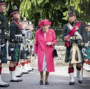 バルモラル城で歓迎を受けるエリザベス女王（画像は『The Royal Family　2021年8月9日付Instagram 「The Queen has arrived at Balmoral Castle for her summer break.」』のスクリーンショット）