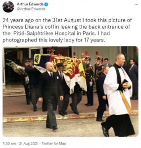 パリの病院裏から運び出されるダイアナ妃の棺（画像は『Arthur Edwards　2021年8月31日付Twitter「24 years ago on the 31st August I took this picture of Princess Diana’s coffin leaving the back entrance of the Pitié-Salpêtrière Hospital in Paris.」』のスクリーンショット）