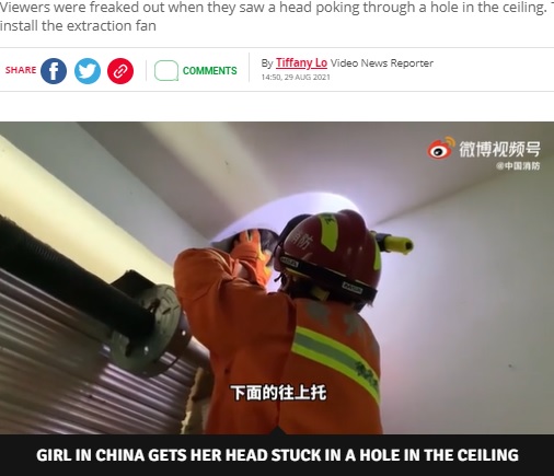 1階から女児の頭を押す消防隊員（画像は『The Daily Star　2021年8月29日付「Girl gets head stuck in ceiling like horror movie in hilarious freak accident」（Image: Weibo/China Fire Brigade）』のスクリーンショット）