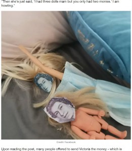 キレイに切り取られたエリザベス女王の顔が人形に貼り付けられていた（画像は『LADbible　2021年8月25日付「Mum Left In Hysterics After Daughter Cuts Up Banknotes To Use Queen’s Face On Dolls」（Credit: Facebook）』のスクリーンショット）