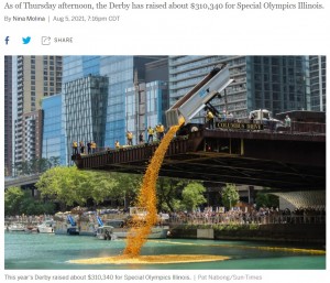 トラックの荷台には大量のラバーダックが（画像は『Chicago Sun-Times　2021年8月5日付「Ducky Derby races 70,000 rubber ducks in the Chicago River, raises money for Special Olympics Illinois」（Pat Nabong/Sun-Times）』のスクリーンショット）