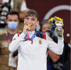 空手形競技の初代女王となったサンドラ選手（画像は『Sandra Sánchez　2021年8月5日付Instagram「CAMPEONA OLÍMPICA」』のスクリーンショット）