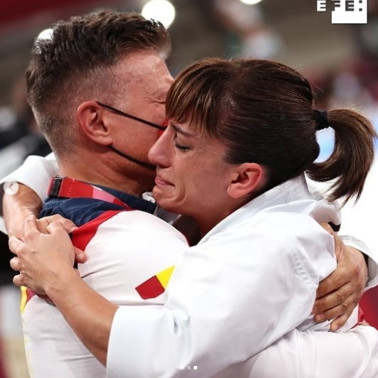 長年のコーチでもある夫と抱き合い、勝利の喜びに感涙するサンドラ選手（画像は『Sandra Sánchez　2021年8月5日付Instagram「CAMPEONA OLÍMPICA」』のスクリーンショット）