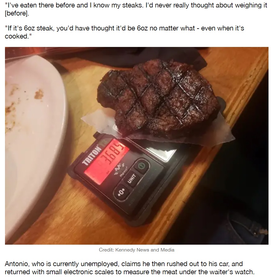秤を使い、店員の前でステーキを計量した客（画像は『LADbible　2021年7月30日付「Customer Gets Out Own Scales To Weigh ‘Really Small’ 6oz Steak At Restaurant」（Credit: Kennedy News and Media）』のスクリーンショット）