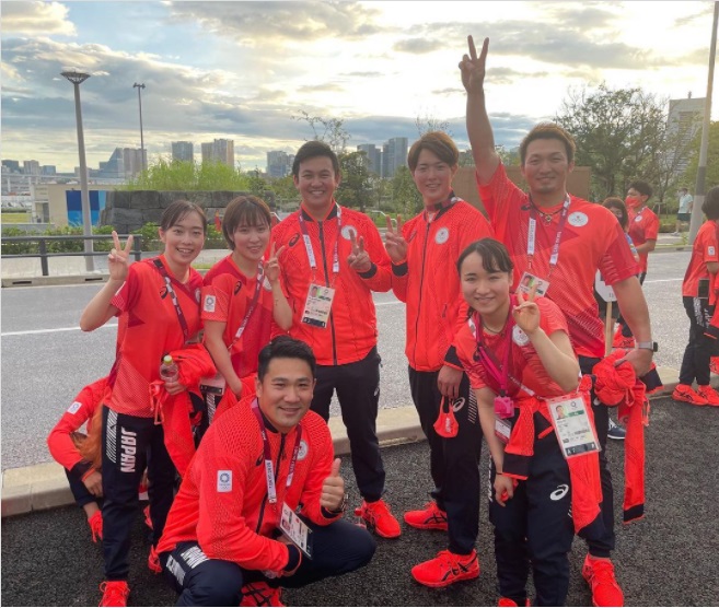 侍ジャパンと卓球女子の集合写真（画像は『Masahiro Tanaka　2021年8月9日付Instagram「閉会式に参加してきました！」』のスクリーンショット）