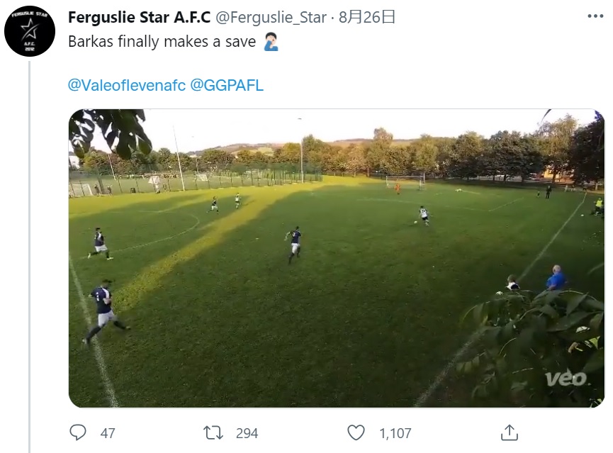 仲間からボールをもらって独走したが、犬にゴールを阻まれてしまうことに（画像は『Ferguslie Star A.F.C　2021年8月26日付Twitter「Barkas finally makes a save」』のスクリーンショット）