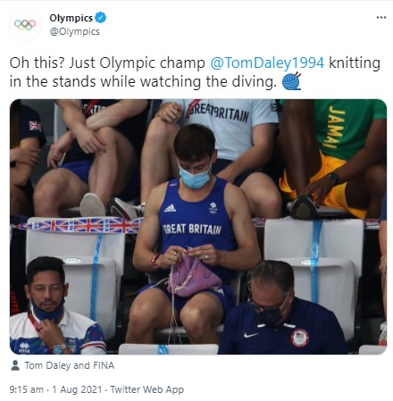 女子板飛び込みを観戦中、編み物に夢中のトム（画像は『Olympics　2021年8月1日付Twitter「Oh this?」』のスクリーンショット）