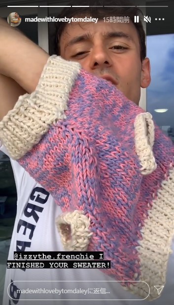 完成した犬用のセーターを披露（画像は『Tom Daley　2021年8月2日付Instagram』のスクリーンショット）