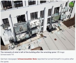 建物には大きなダメージが残った（画像は『The Mirror　2021年7月30日付「Builder smashes up flat block with digger because owner ‘owed him ￡4million’」（Image: Schwarzwald TV）』のスクリーンショット）