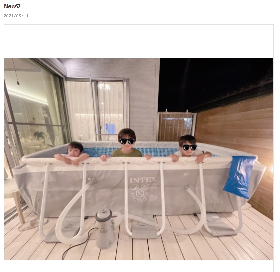 新しいプールに入ってみた子ども達（画像は『辻希美　2021年8月11日付オフィシャルブログ「New」』のスクリーンショット）