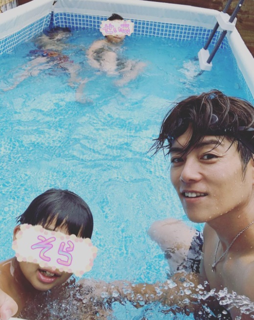 新調したプールで遊ぶ杉浦太陽と子ども達（画像は『杉浦太陽　2021年8月11日付Instagram「仕事から帰宅して、」』のスクリーンショット）