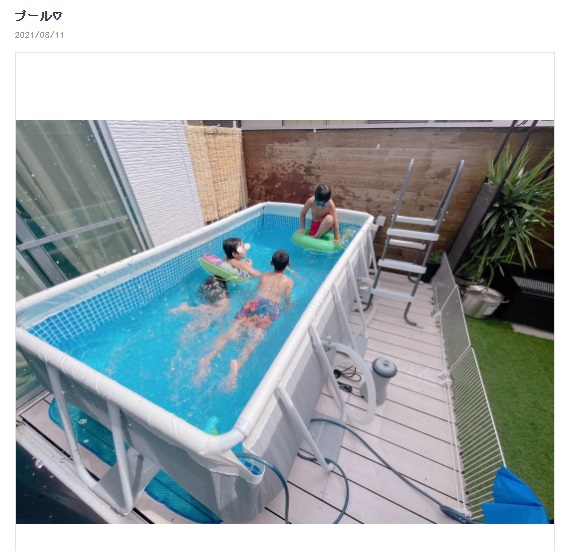 新しいプールで遊ぶ子ども達（画像は『辻希美　2021年8月11日付オフィシャルブログ「プール」』のスクリーンショット）