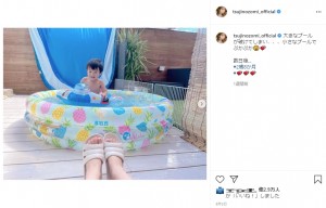 丸いビニールプールで遊ぶ辻希美の息子（画像は『辻希美tsujinozomi_official　2021年8月3日付Instagram「大きなプールが破けてしまい」』のスクリーンショット）