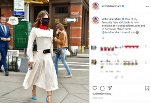 最新作のドレスを着て街を歩くヴィクトリア（画像は『Victoria Beckham　2021年8月2日付Instagram「One of my favourite New York looks is now available at victoriabeckham.com and in our Dover Street store!」』のスクリーンショット）