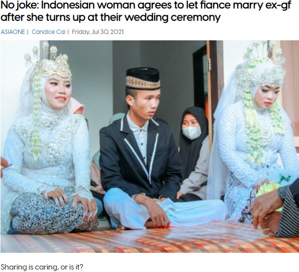 2人の女性と結婚式を挙げた男性（画像は『AsiaOne　2021年7月30日付「No joke: Indonesian woman agrees to let fiance marry ex-gf after she turns up at their wedding ceremony」』のスクリーンショット）