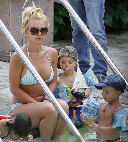 幼い頃の息子達とブリトニー（画像は『Britney Spears　2021年5月26日付Instagram「I had my babies very young …」』のスクリーンショット）