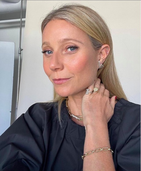 40代最後の年に突入したグウィネス・パルトロウ（画像は『Gwyneth Paltrow　2021年6月8日付Instagram「One of the reasons I love jewelry so much is because it’s so expressive.」』のスクリーンショット）
