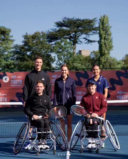 テニスコートに並ぶキャサリン妃と4人のスター選手達（画像は『Duke and Duchess of Cambridge　2021年9月24日付Instagram「In the presence of champions」』のスクリーンショット）