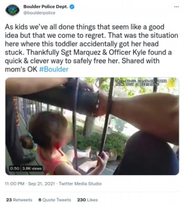 警察官により無事に救出される（画像は『Boulder Police Dept.　2021年9月21日付Twitter「As kids we’ve all done things that seem like a good idea but that we come to regret.」』のスクリーンショット）