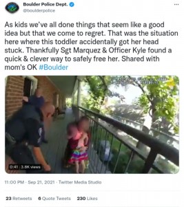 無事救出されて母親と抱き合う女児（画像は『Boulder Police Dept.　2021年9月21日付Twitter「As kids we’ve all done things that seem like a good idea but that we come to regret.」』のスクリーンショット）