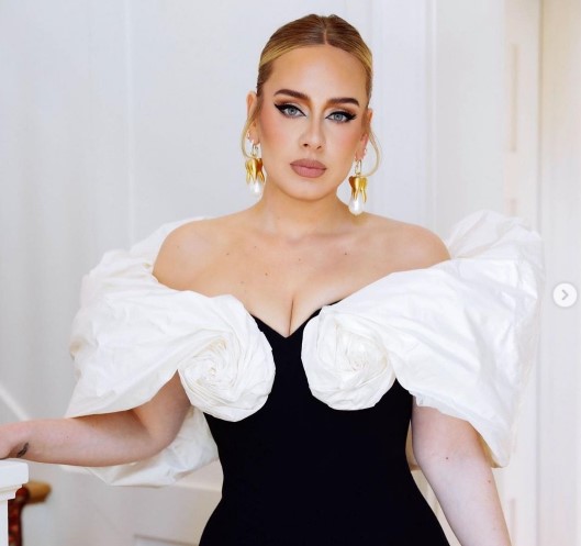 エルザ・スキャパレリによるストラップレスドレスを着たアデル（画像は『Adele　2021年9月19日付Instagram』のスクリーンショット）