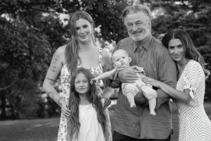 【イタすぎるセレブ達】アレック・ボールドウィン、娘達との素敵な写真を公開　横にいる26歳年下妻は「娘じゃない」とジョークも