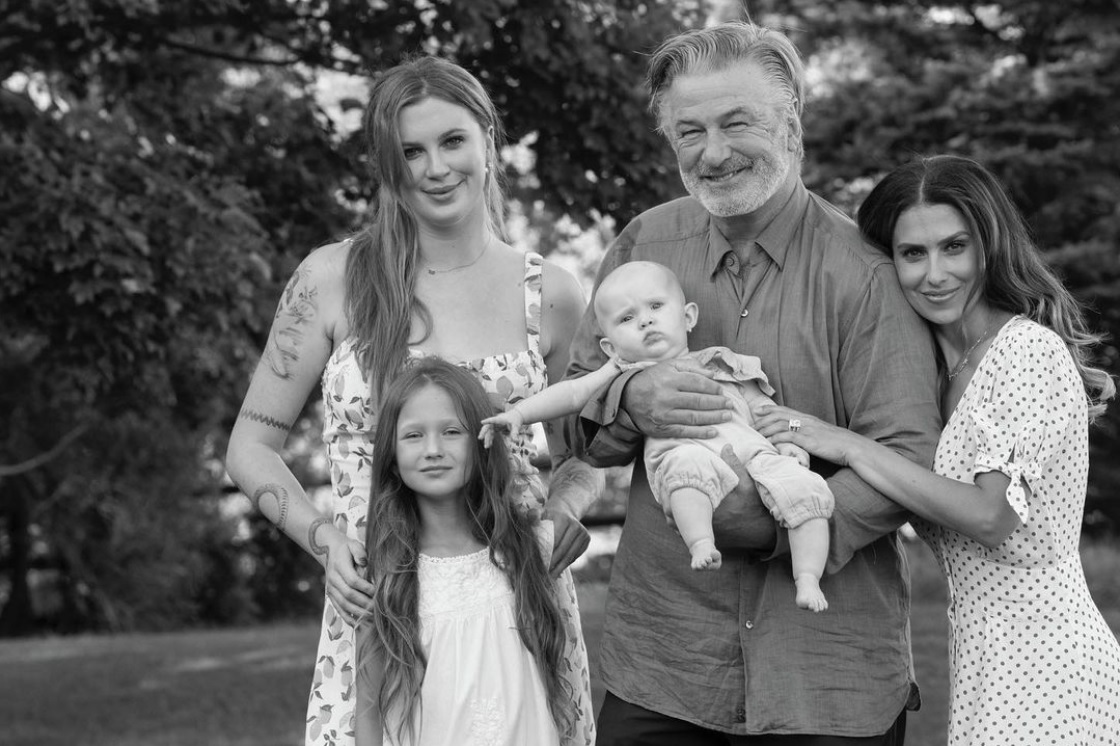 アレック・ボールドウィン、美人妻＆3人の愛娘達に囲まれて（画像は『Alec Baldwin　2021年9月25日付Instagram「Happy ＃nationaldaughtersday」』のスクリーンショット）