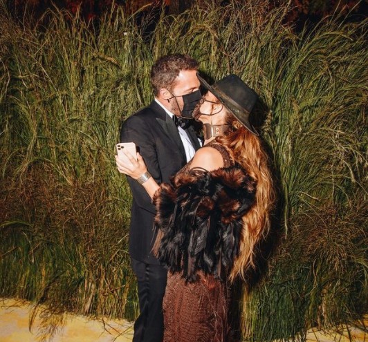 ベンとジェニファー、「METガラ」ではマスク姿でキス（画像は『Vogue　2021年9月16日付Instagram「Bennifer’s masked kiss strikes again at the ＃MetGala.」』のスクリーンショット）