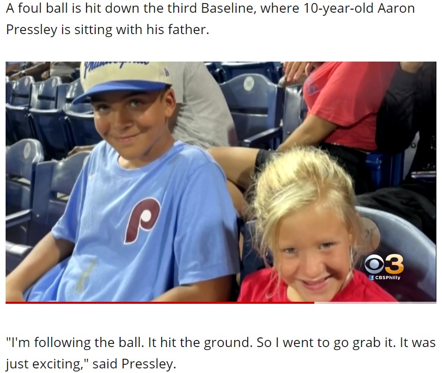 男児の純粋な優しさが多くの人の心に響く（画像は『WBFF　2021年9月18日付「10-year-old Phillies fan gives foul ball to crying girl, video goes viral」』のスクリーンショット）