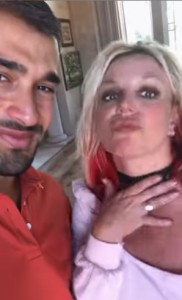 動画で婚約指輪を披露するブリトニーとサムさん（画像は『Britney Spears　2021年9月12日付Instagram「I can’t fucking believe it」』のスクリーンショット）