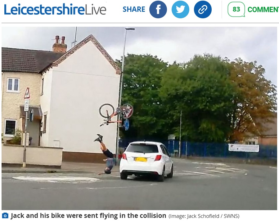 自転車が空高く飛び、男性は頭から地面に落下（画像は『Leicester Mercury　2021年9月20日付「Horrifying dashcam images show cyclist being sent flying into the air by car in head-on crash」（Image: Jack Schofield / SWNS）』のスクリーンショット）