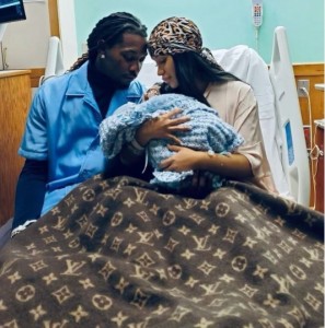 病院のベッドで赤ちゃんを抱くカーディとオフセット（画像は『Cardi B　2021年9月6日付Instagram「9/4/21」』のスクリーンショット）