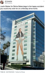 ホテルの外壁に登場した“恥ずかしい姿”のジャスティン・ビーバー（画像は『Ali Hussainy　2021年8月30日付Twitter「Justin Bieber for Skims」』のスクリーンショット）