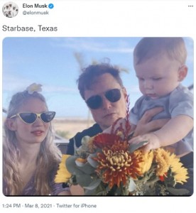 息子エックス君と親子3人で（画像は『Elon Musk　2021年3月8日付Twitter「Starbase, Texas」』のスクリーンショット）