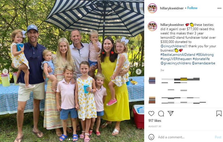 ヒラリーさんとアマンダさんの家族（画像は『Hillary Kelly Weidner　2021年8月30日付Instagram「these besties did it again!」』のスクリーンショット）