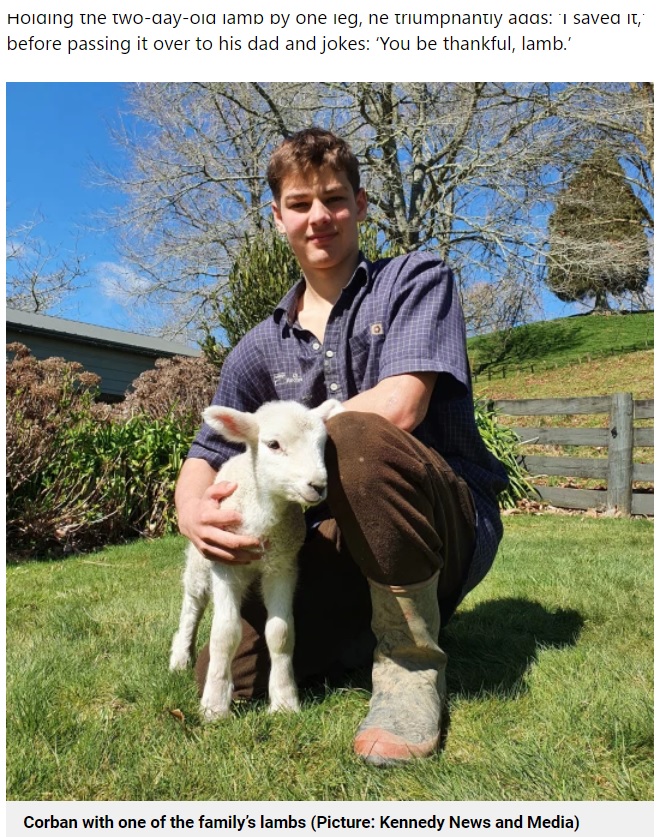 子羊を救出した14歳の少年（画像は『Metro　2021年9月7日付「‘Hero’ teen burrows head-first into 7ft hole to rescue trapped lamb」（Picture: Kennedy News and Media）』のスクリーンショット）