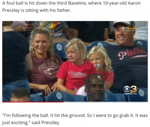 ボールが取れなくて泣いてしまったエマちゃん（画像は『WBFF　2021年9月18日付「10-year-old Phillies fan gives foul ball to crying girl, video goes viral」』のスクリーンショット）